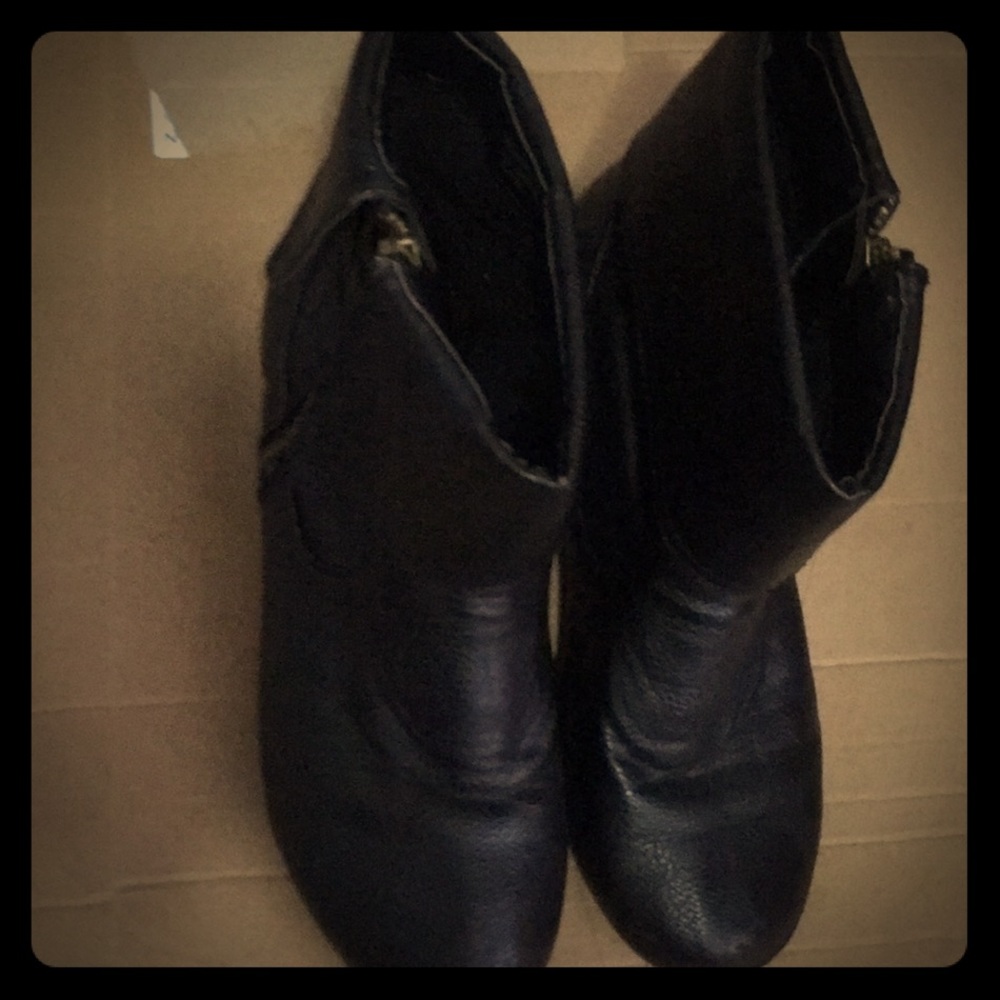 Kids low cut boots.